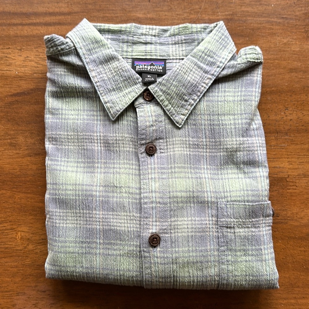 Men’s Patagonia short sleeve button up shirt.